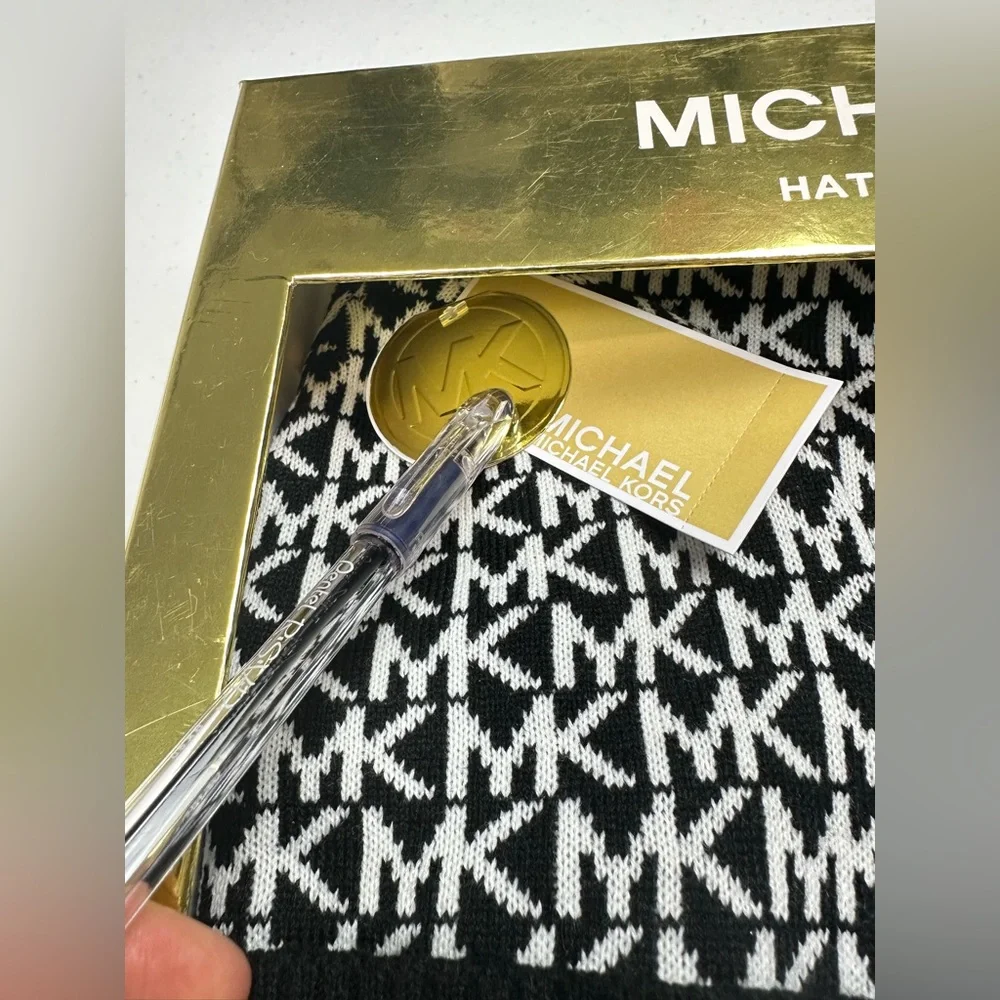NWT Authentic Michael Kors Knit 3 Pieces  Set Hat Scarf Gloves Black Color‎ $148
